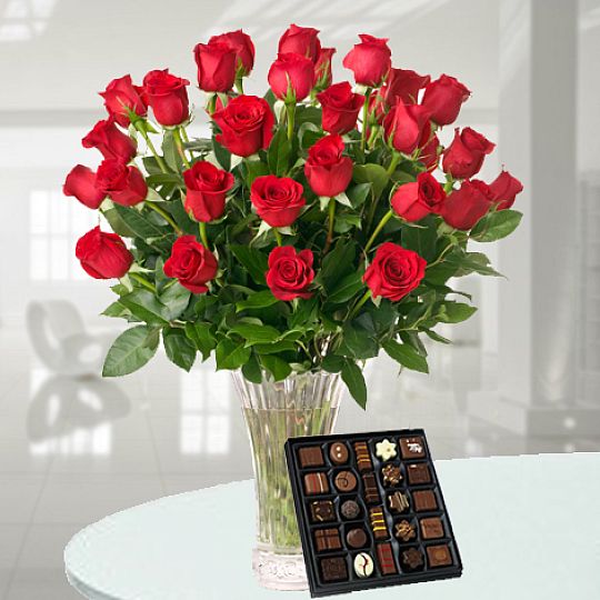 25 czerwonych róż z czekoladkami