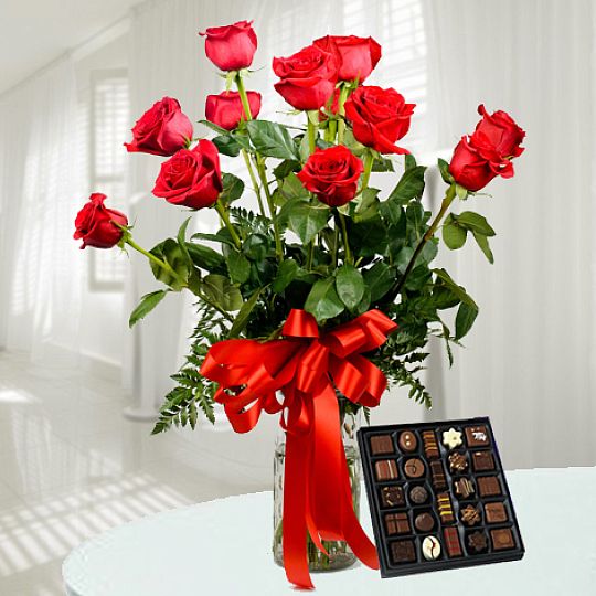 11 czerwonych róż z czekoladkami