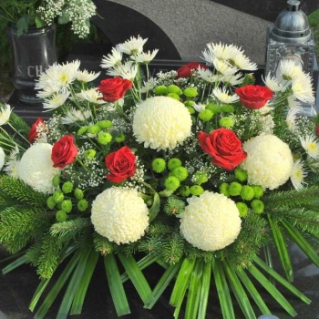 Jak wybrać kwiaty do ozdobienia grobu? Podpowiadamy!