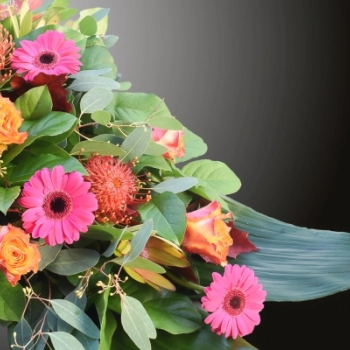 Uroczystość Wszystkich Świętych zbliża się wielkimi krokami. Sprawdź, jakie kwiaty nagrobne wybrać