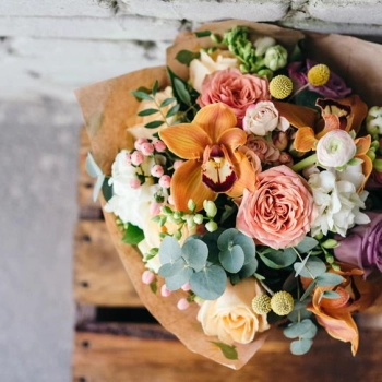 Dekoracje z żywych kwiatów – idealne nie tylko na prezent