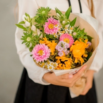 Szukasz prezentu na Dzień Nauczyciela? Postaw na bukiet pięknych kwiatów!