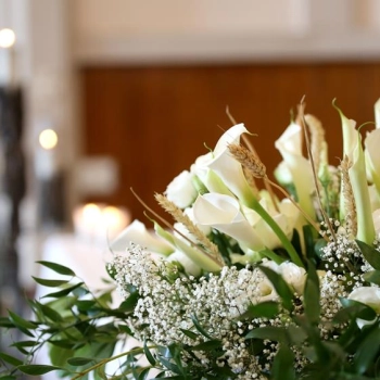 Jak wybrać kwiaty na pogrzeb? Ile powinno być kwiatów?