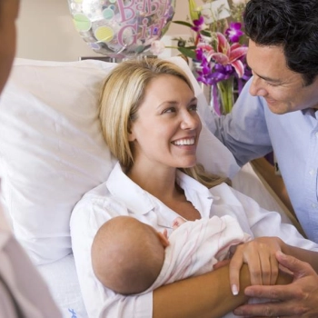 Świeżo upieczona mama? Zobacz, jakie kwiaty wybrać na tę okazję!