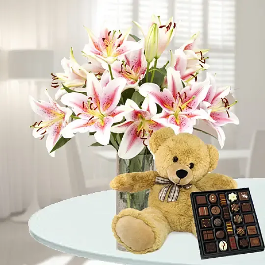 Różowe Lilie z Dużym Misiem i Czekoladkami